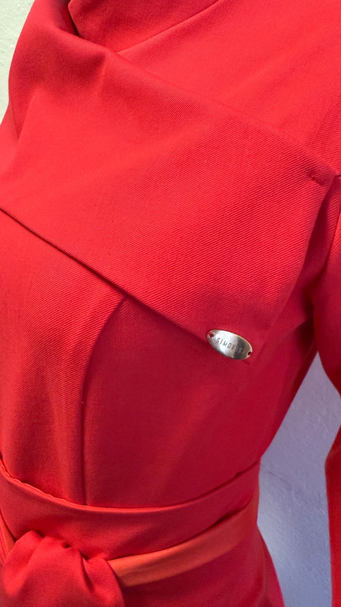 Noemi dress : stretch denim midi dress with sculpted collar and belt in red - SIMOVSKA
