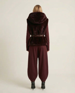 Odette Eco - Fur Vest – in dark Burgundy - SIMOVSKA